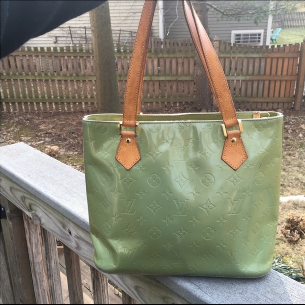 Pre-owned authentic bag by Louis Vuitton